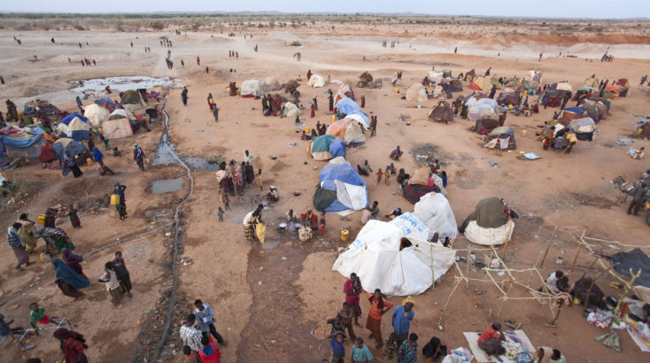 Ethiopia, Ethiopie, Dollo Ado, Dolo Ado, Aug 2011
Dolo Ado transit, zo heet het tijdelijke opvangterrein in het Ethiopische grensgebied met Somalie. Zo'n 14.000 vluchtelingen wachten in het transit centrum totdat ze een tent krijgen toegewezen in een van de drie overvolle officile vluchtelingenkampen 80 kilometer landinwaarts. En iedere dag komen hier nog eens 250 Somalische vluchtelingen bij. ÔDolo Ado transitÕ is niet ingericht om vluchtelingen voor langere tijd op te vangen. Het terrein is dan ook een semi-geordende chaos. Overal staan zelfgemaakte hutjes van stokken, sprokkelhout, doeken en plastic zeil, met weer verderop tientallen witte tenten om mensen toch enige vorm van onderdak te bieden. Een vierde vluchtelingenkamp met een capaciteit voor 40.000 vluchtelingen gaat op 3 augustus open. Een ambitieuze planning, als je bedenkt dat de plek waar dit Heloweyn kamp moet gaan komen vooralsnog een volstrekt kale, rotsachtige vlakte is. ÒDe uitdaging zit 'm in het bouwen van de wc'sÓ, vertelt hulpverlener Abdirashid van Save the Children. ÒDe grond is keihard, dus er zijn drilboren nodig om de gaten te graven. Een race tegen de klok, want Dolo transit barst uit z'n voegen. Maar zolang er geen wc's zijn, kan het kamp niet open.
De Samenwerkende Hulporganisaties (SHO) voeren deze week actie voor de slachtoffers van de droogte in de Hoorn van Afrika. Meer dan 10 miljoen inwoners van Ethiopie, Somalie, en Kenia kampen met ernstig voedselgebrek door droogte, mislukte oogsten, stervend vee en hoge voedselprijzen. Om een einde te maken aan de hongersnood is volgens de FAO, de voedsel- en landbouworganisatie van de Verenigde Naties, 1,1 miljard euro nodig. De eerste week van augustus is door de SHO uitgeroepen tot de ÔWeek voor de HoornÕ. Bedrijven en particulieren voeren actie om zoveel mogelijk geld in te zamelen voor Giro 555. Foto: Petterik Wiggers/Hollandse Hoogte