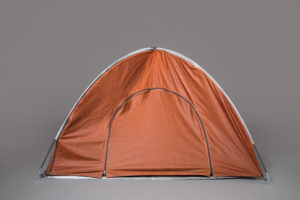 Een tent die ook als regenjas dient - Humanity House