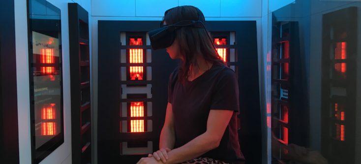 In de Sensory Pod van het Rode Kruis ervaar je d.m.v. een VR-installatie verrijkt met geur, temperatuur, wind, trilling en licht, hoe het is om in een vluchtelingenkamp rond te lopen. In de Sensory Pod van het Rode Kruis ervaar je d.m.v. een VR-installatie verrijkt met geur, temperatuur, wind, trilling en licht, hoe het is om in een vluchtelingenkamp rond te lopen.